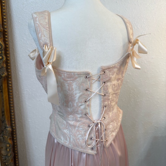 LaceMade Princess Cynthia corset and skirt - Picture 4 of 9